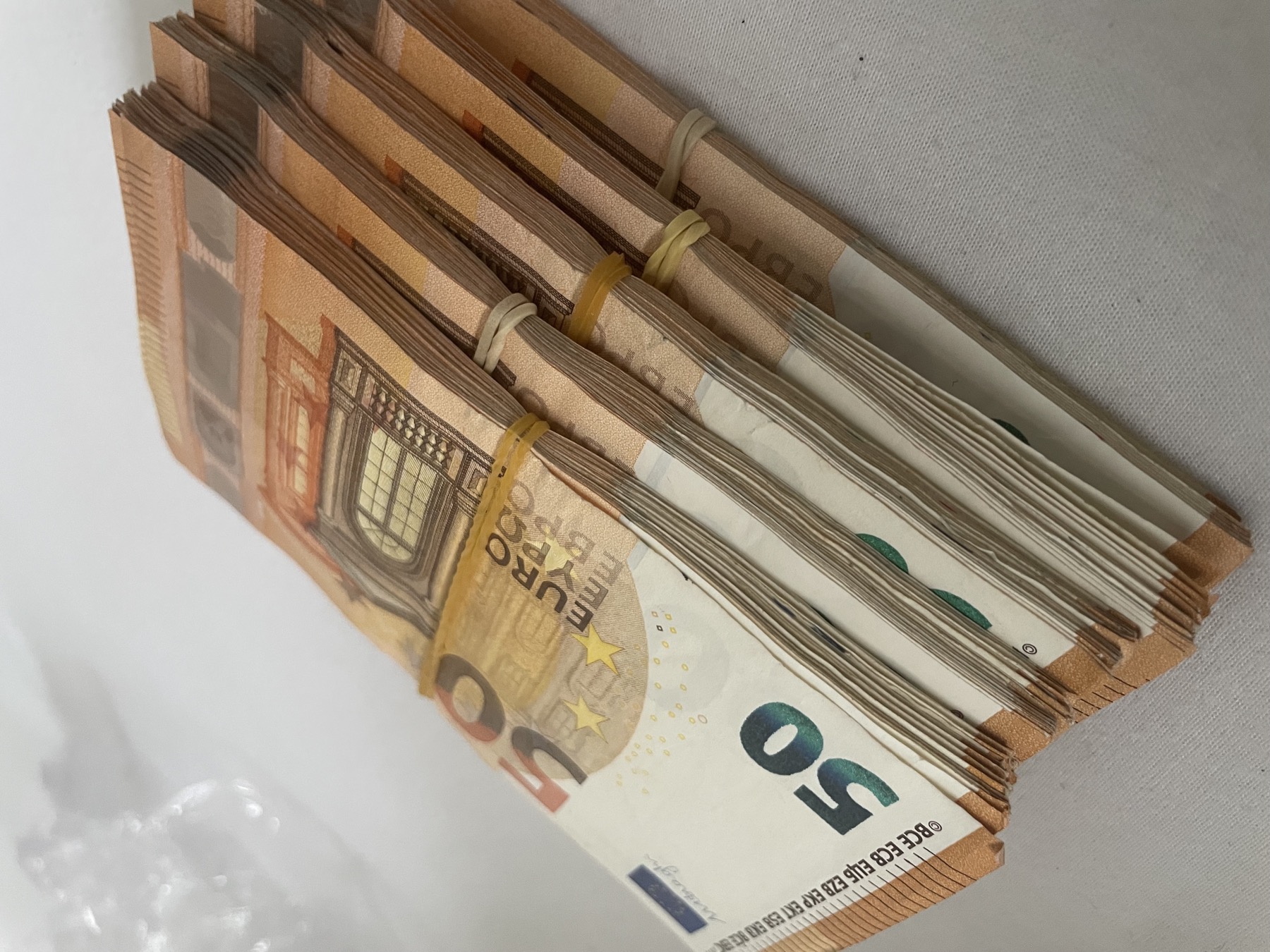Liasses de billets de 50 € sorties de la revente